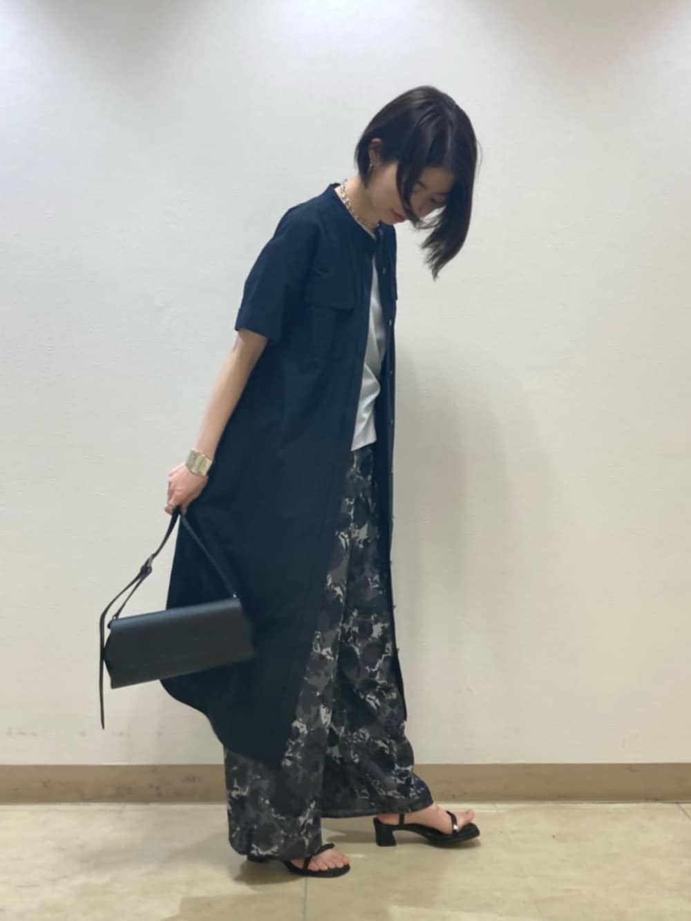 ブルー系のTシャツ/カットソー、ブルー系のその他パンツを着用したレディースの春コーディネートの3枚目の写真