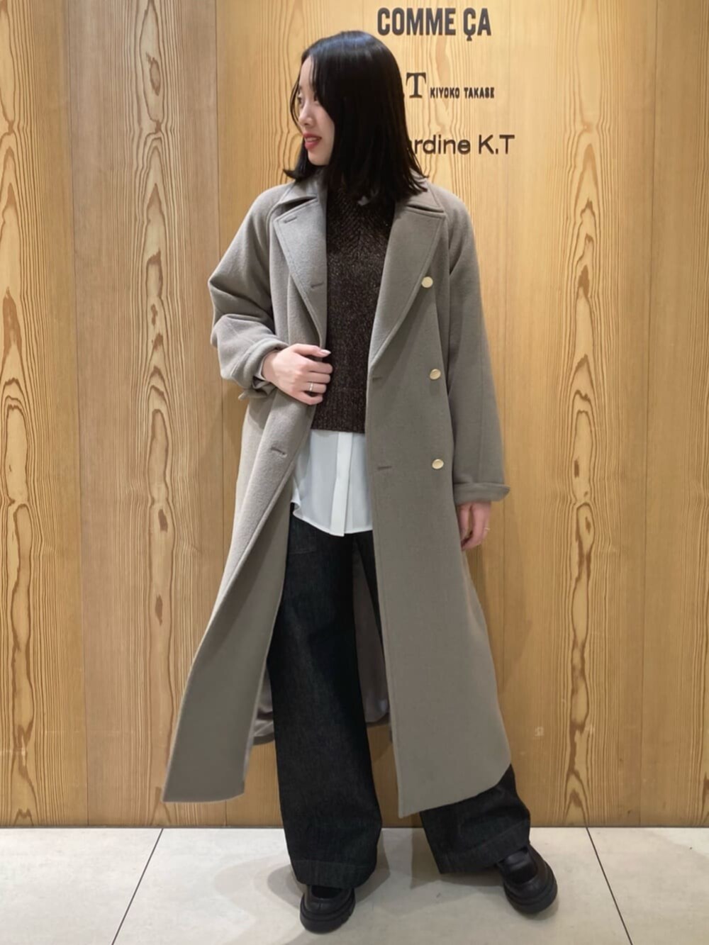 ホワイト系のシャツ/ブラウス、ブラック系のデニムパンツ、ブラウン系のトレンチコートを着用したレディースの冬コーディネートの2枚目の写真