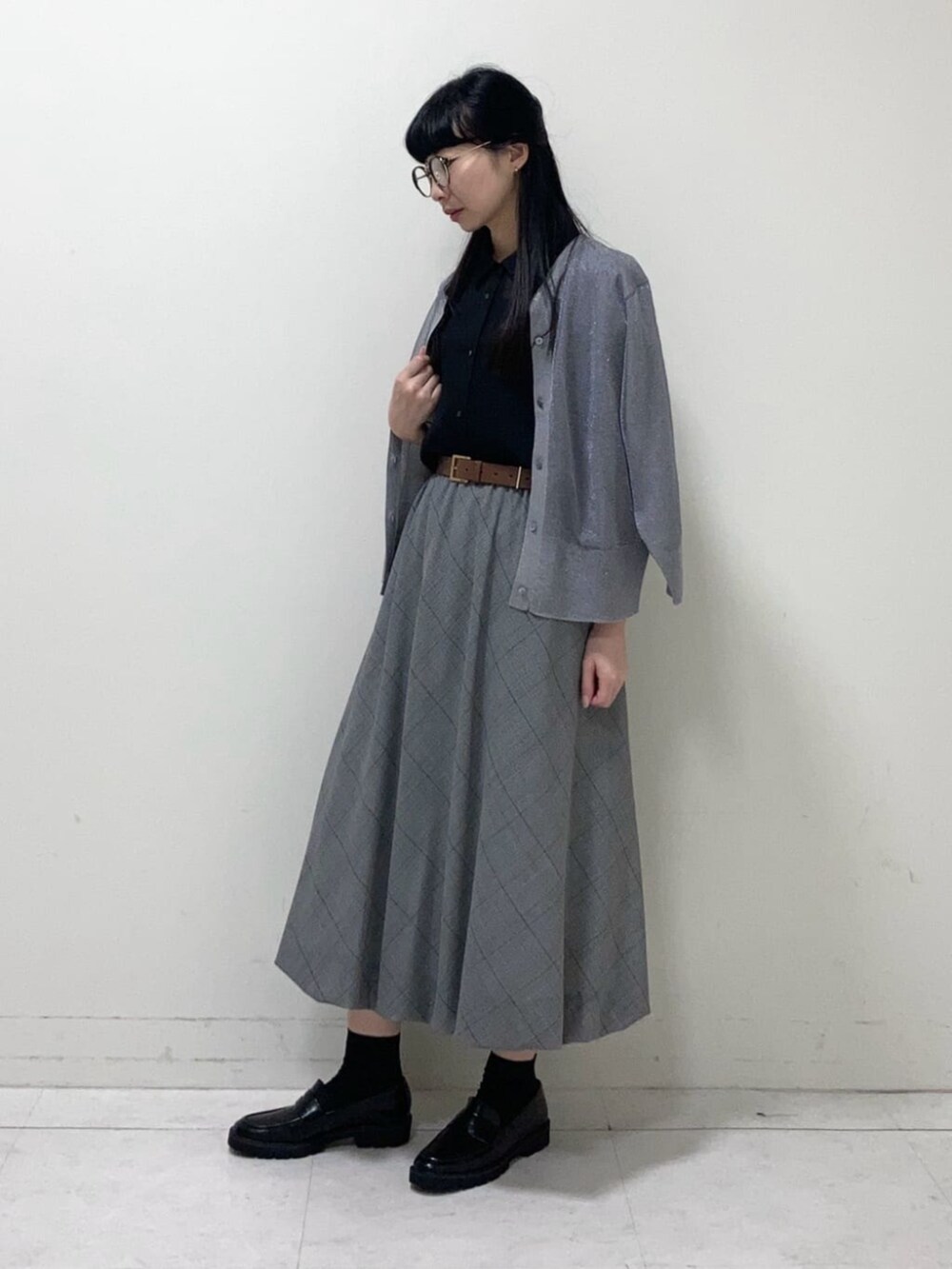 ブラック系のシャツ/ブラウス、グレー系のニット/セーターを着用したレディースの夏コーディネートの2枚目の写真