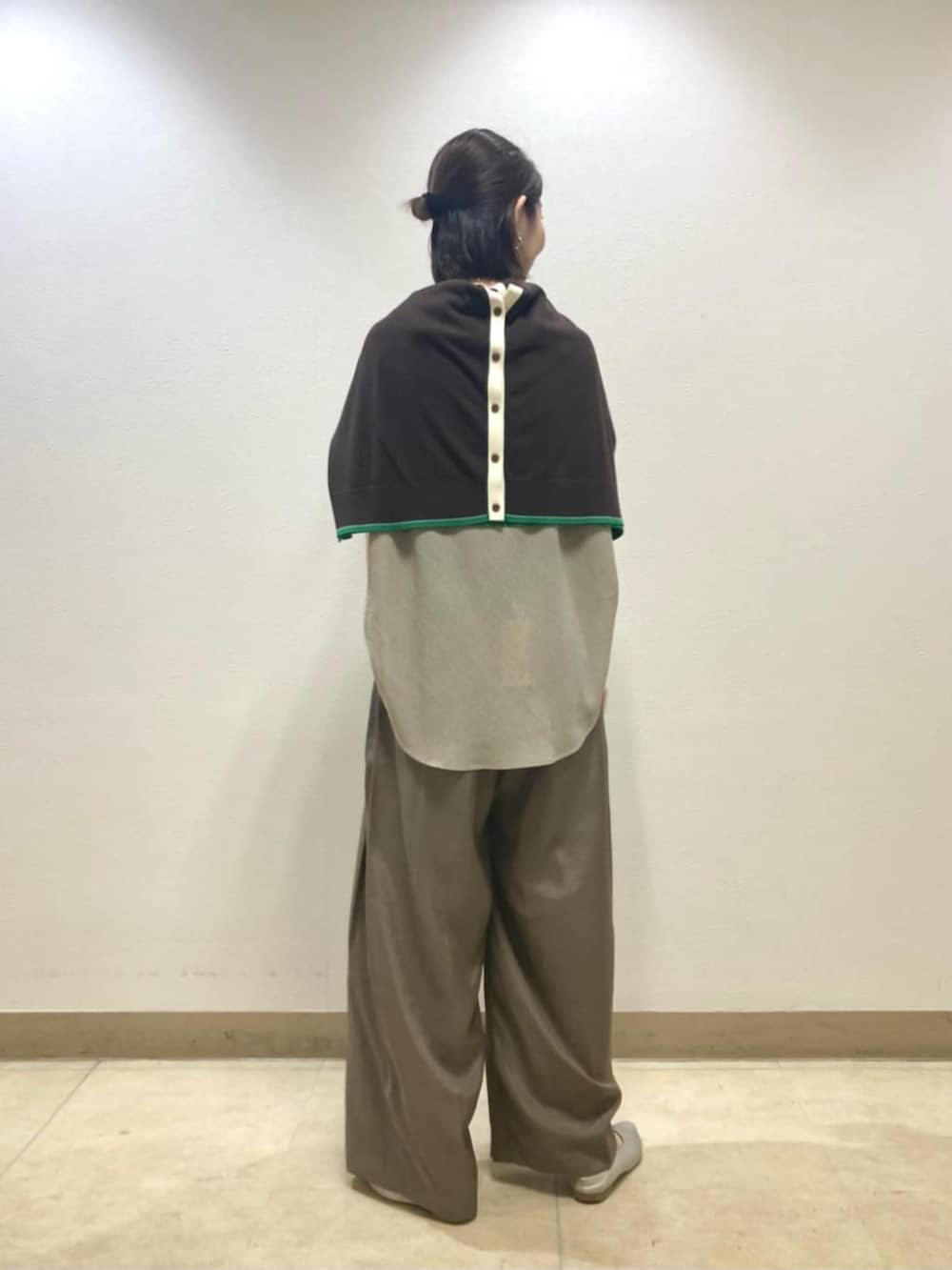 ブラウン系のカーディガン/ボレロ、ホワイト系のシャツ/ブラウス、グリーン系のその他パンツを着用したレディースの夏コーディネートの4枚目の写真