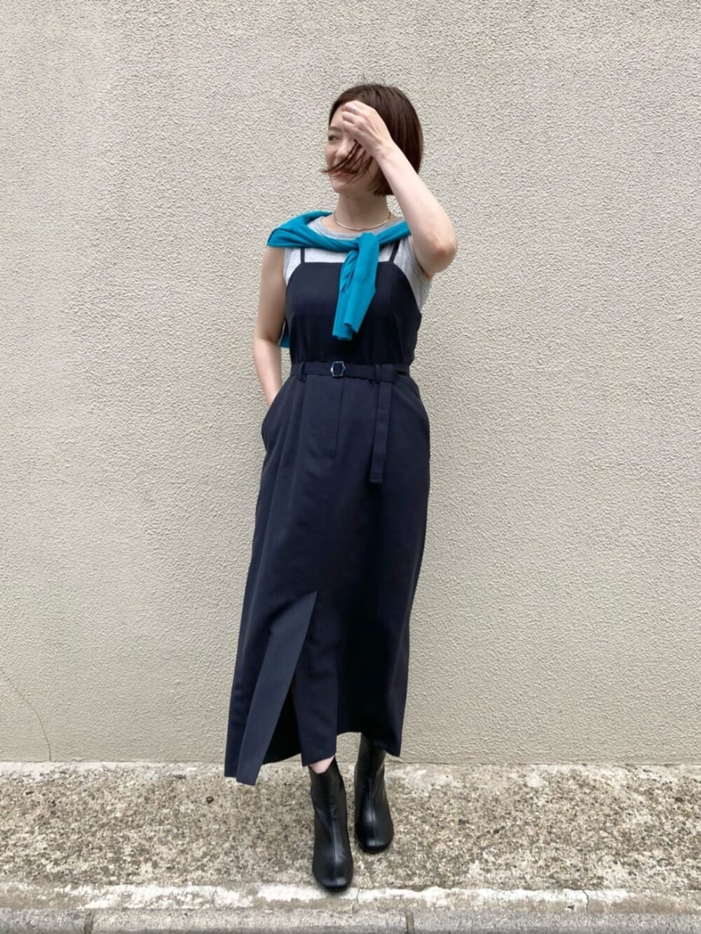 グリーン系のカーディガン/ボレロ、シルバー系のタンクトップを着用したレディースの秋コーディネートの3枚目の写真