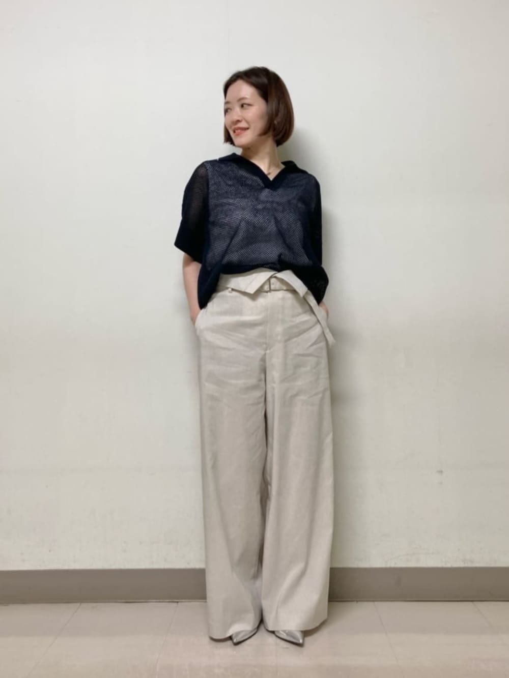 シルバー系のパンプス、ブルー系のニット/セーター、ホワイト系のその他パンツを着用したレディースの春コーディネートの3枚目の写真