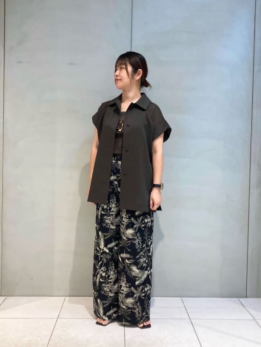 ブラウン系のベスト、ブラック系のその他パンツを着用したレディースの夏コーディネートの3枚目の写真