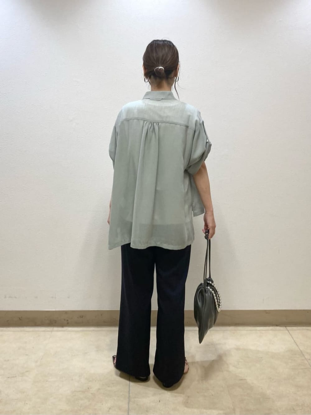 グレー系のシャツ/ブラウス、ブルー系のその他パンツ、グレー系のクラッチバッグを着用したレディースの夏コーディネートの5枚目の写真