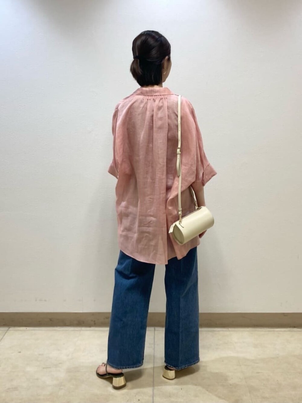 ブルー系のデニムパンツ、レッド系のシャツ/ブラウスを着用したレディースの春コーディネートの4枚目の写真