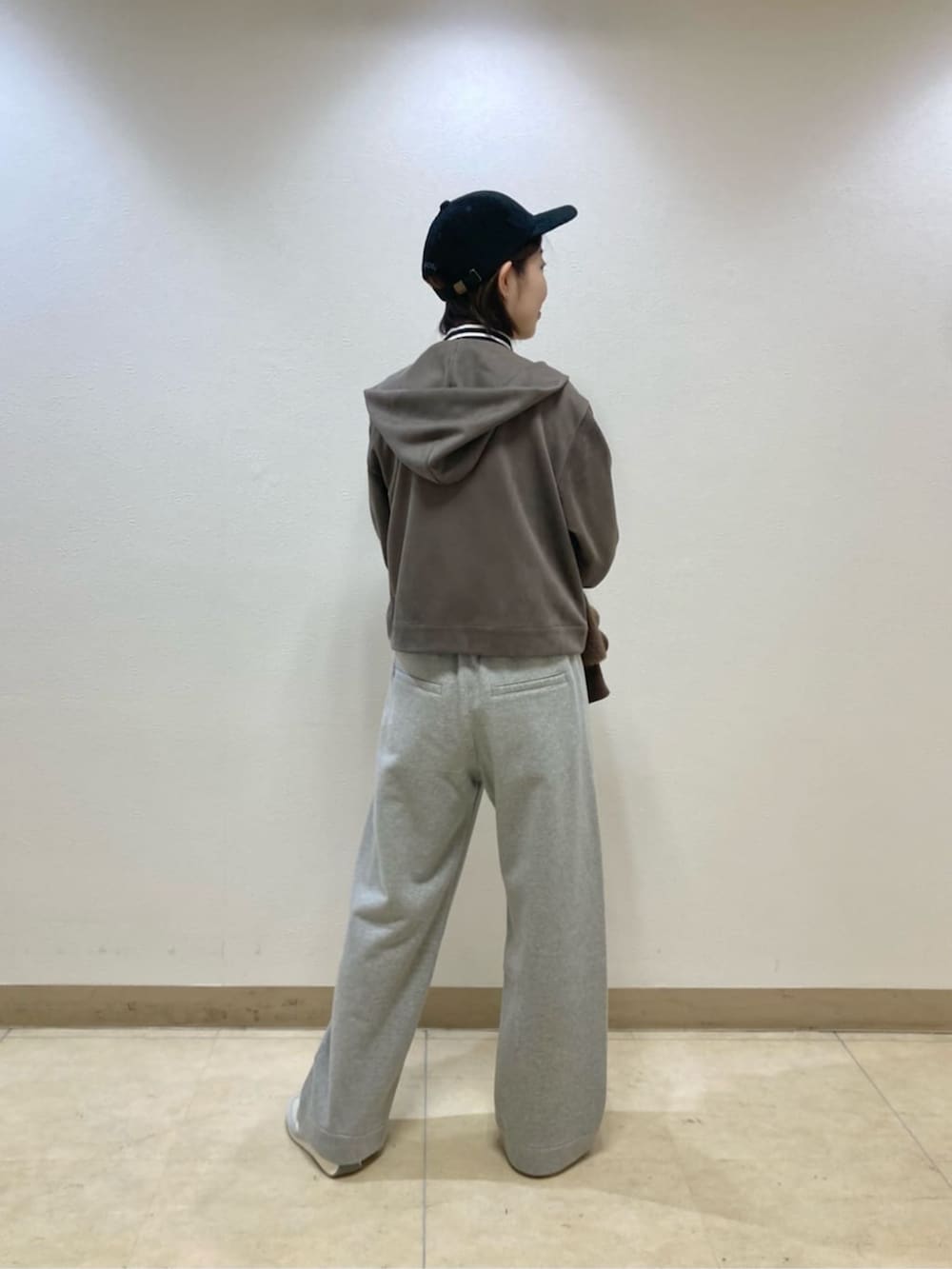 ブラウン系のブルゾン、グレー系のその他パンツ、ブラック系のキャップを着用したレディースの冬コーディネートの6枚目の写真