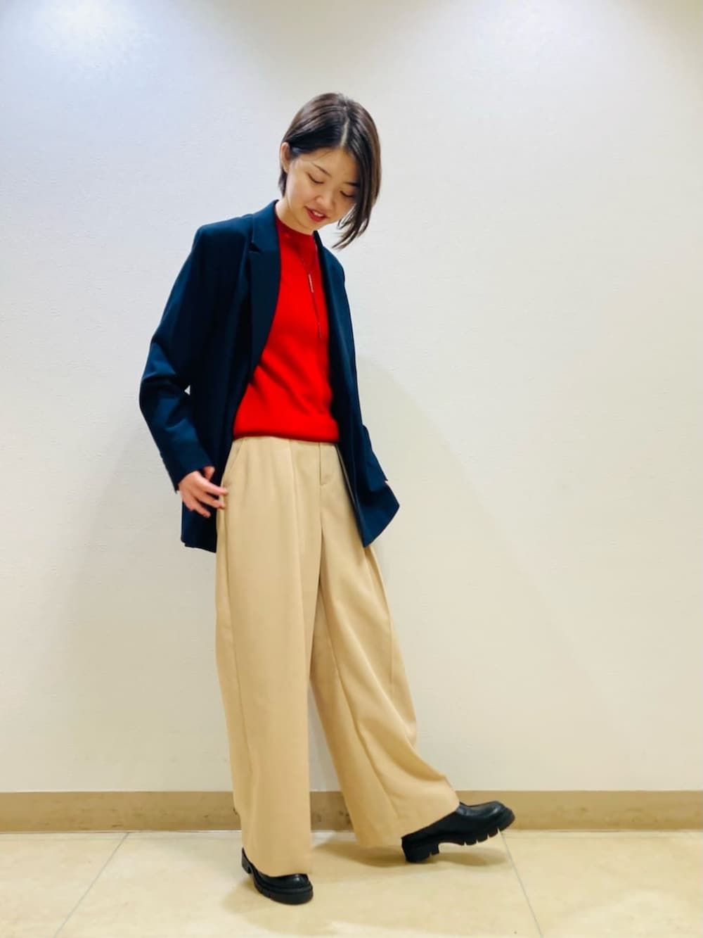 イエロー系のその他パンツ、レッド系のアンサンブル、ブルー系のテーラードジャケットを着用したレディースの秋コーディネートの3枚目の写真