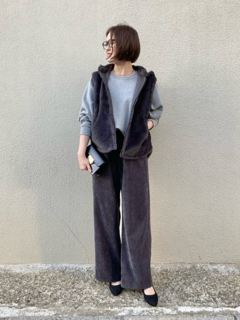 グレー系のベスト、グレー系のTシャツ/カットソー、グレー系のその他パンツを着用したレディースの秋コーディネートの3枚目の写真