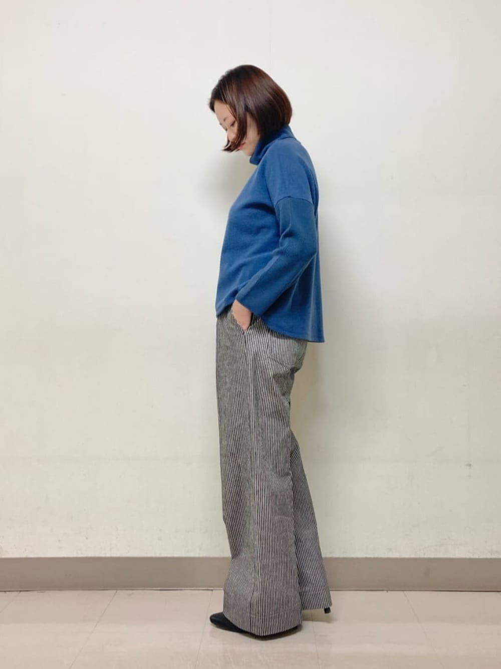 ブルー系のデニムジャケット、ブルー系のTシャツ/カットソーを着用したレディースの冬コーディネートの9枚目の写真