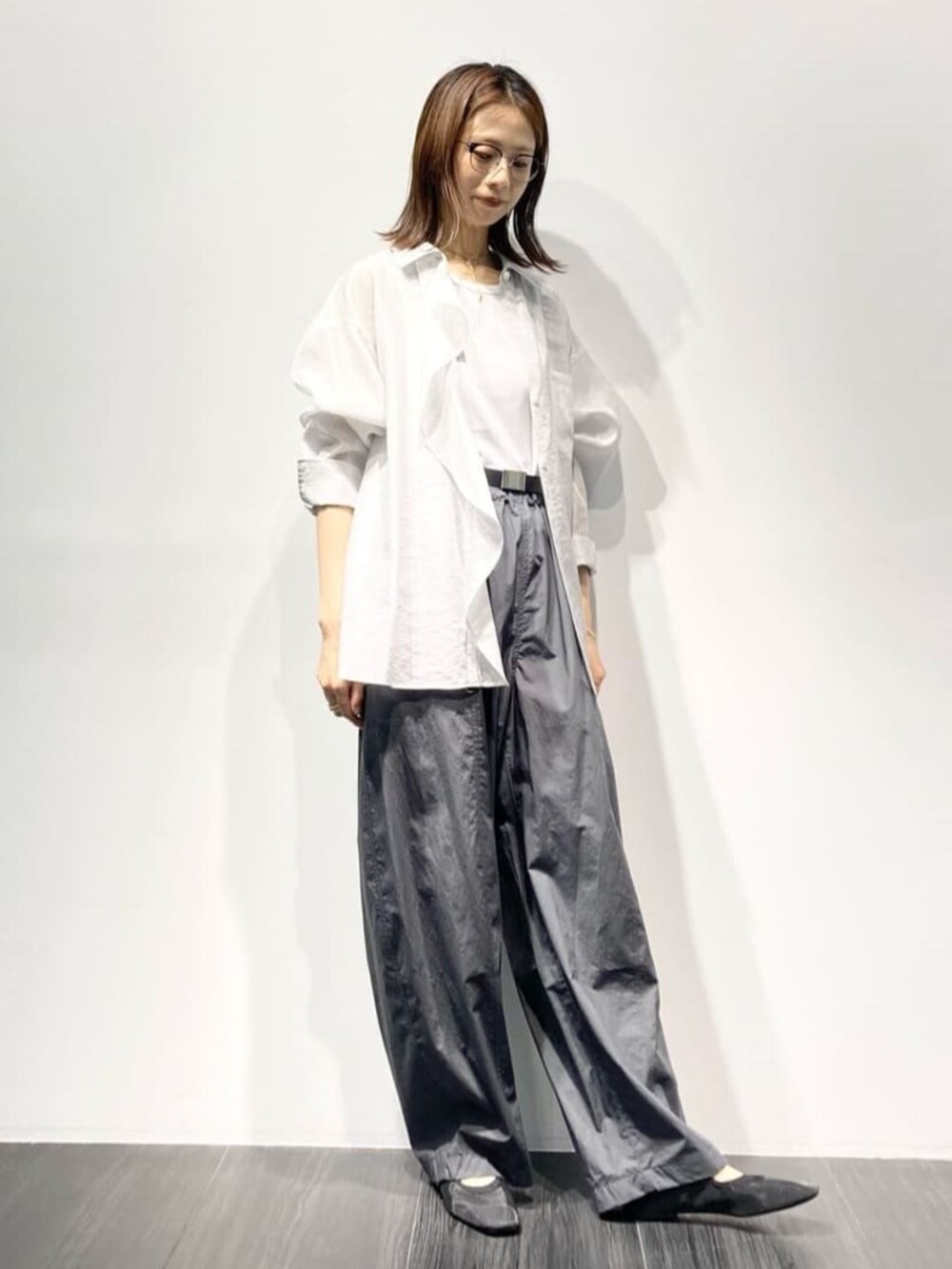 グレー系のその他パンツ、グレー系のシャツ/ブラウス、グレー系のタンクトップを着用したレディースの夏コーディネートの3枚目の写真