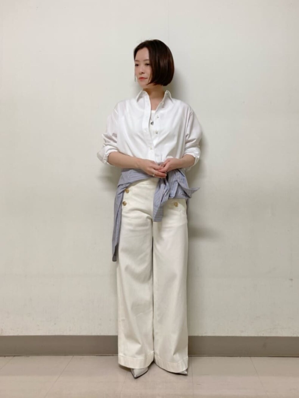 ブルー系のシャツ/ブラウス、ホワイト系のシャツ/ブラウス、ブルー系のデニムパンツを着用したレディースの春コーディネートの6枚目の写真