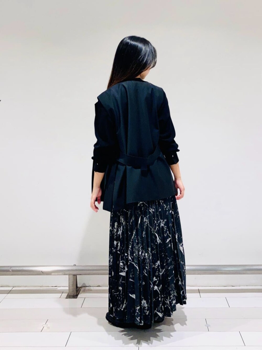 ブラック系のその他シューズ、ブラック系のベスト、ブラック系のシャツ/ブラウスを着用したレディースの夏コーディネートの5枚目の写真