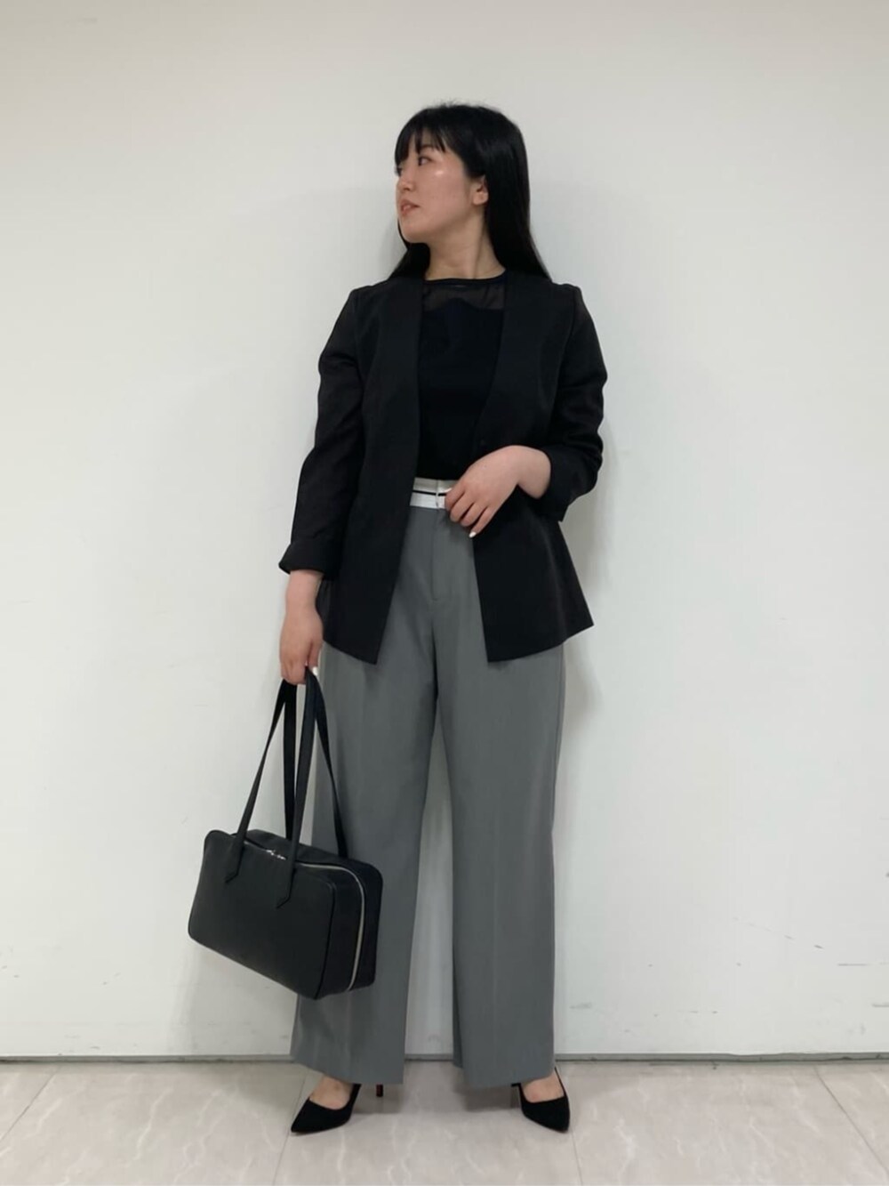 グレー系のその他パンツ、ブラック系のノーカラージャケット、ブラック系のTシャツ/カットソーを着用したレディースの夏コーディネートの2枚目の写真