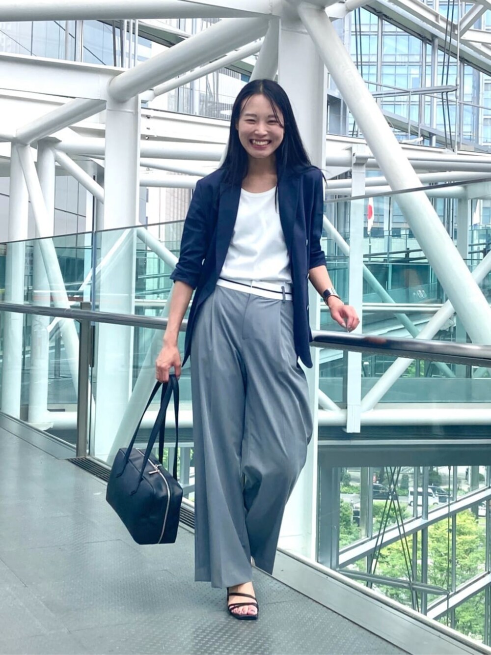 グレー系のその他パンツ、ブルー系のテーラードジャケット、グレー系のアンサンブルを着用したレディースの夏コーディネートの2枚目の写真