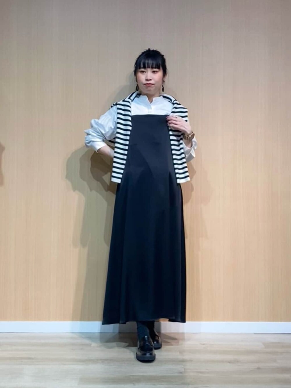 ブラック系のその他シューズ、ホワイト系のカーディガン/ボレロ、ホワイト系のシャツ/ブラウスを着用したレディースの春コーディネートの3枚目の写真