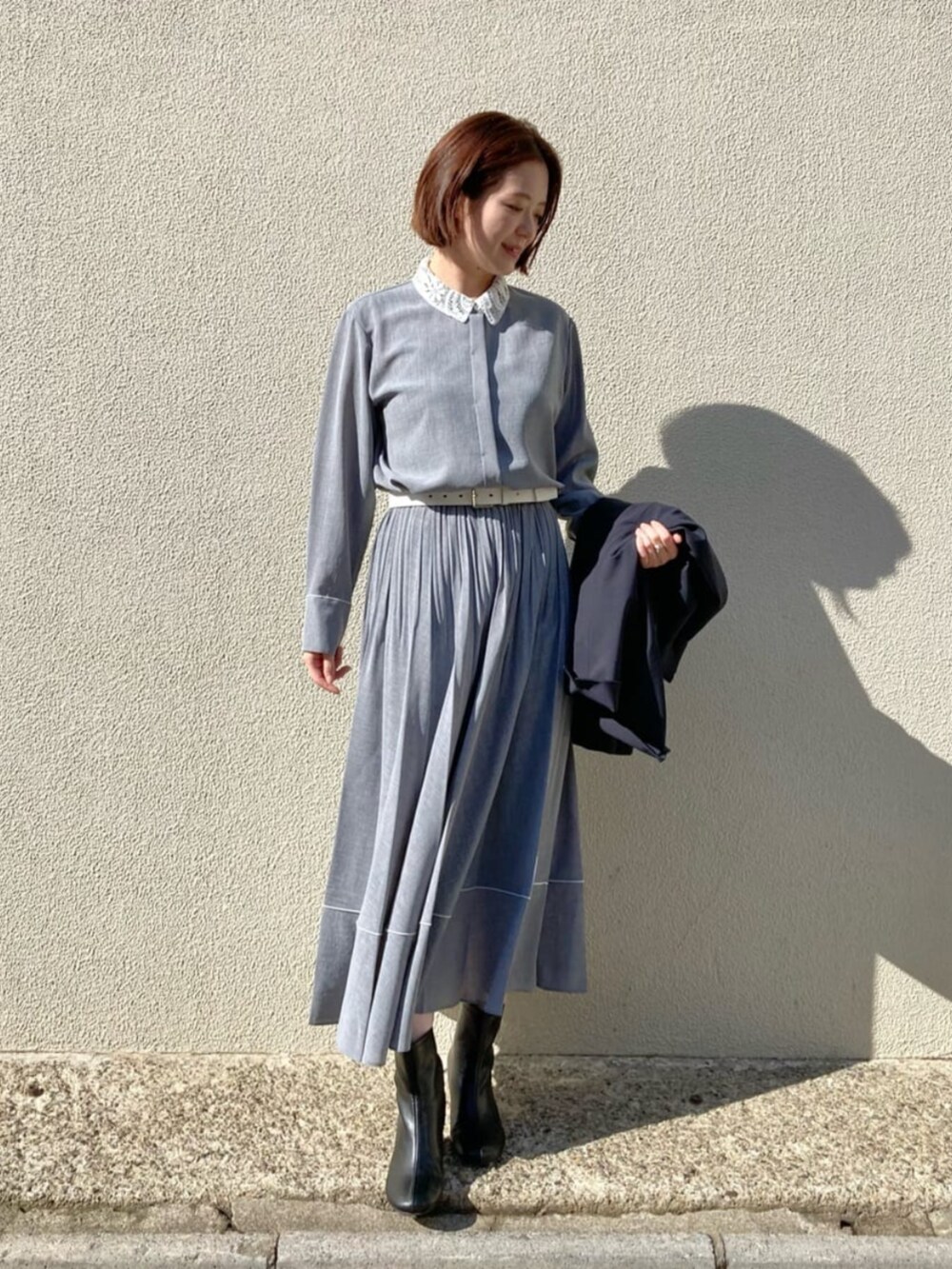 ブルー系のセットアップ、グレー系のシャツ/ブラウス、グレー系のスカートを着用したレディースの秋コーディネートの6枚目の写真