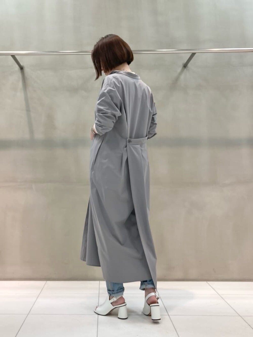 ホワイト系のサンダル、ブルー系のデニムパンツ、グレー系のシャツ/ブラウスを着用したレディースの春コーディネートの3枚目の写真