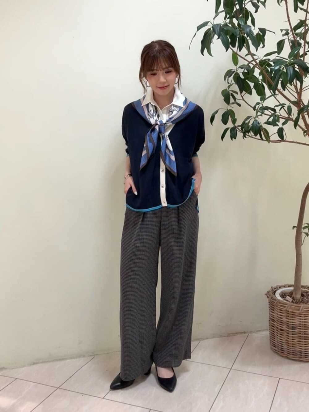 グレー系のその他パンツ、ブルー系のカーディガン/ボレロ、ブルー系のストール/ショールを着用したレディースの夏コーディネートの2枚目の写真