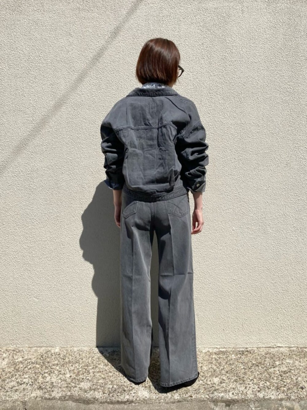 グレー系のシャツ/ブラウス、グレー系のデニムジャケット、グレー系のデニムパンツを着用したレディースの秋コーディネートの8枚目の写真