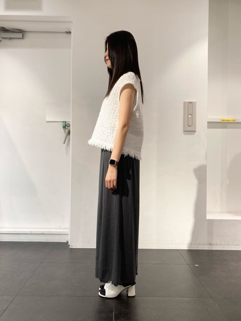 ホワイト系のサンダル、ブラック系のその他パンツ、ホワイト系のニット/セーターを着用したレディースの夏コーディネートの3枚目の写真