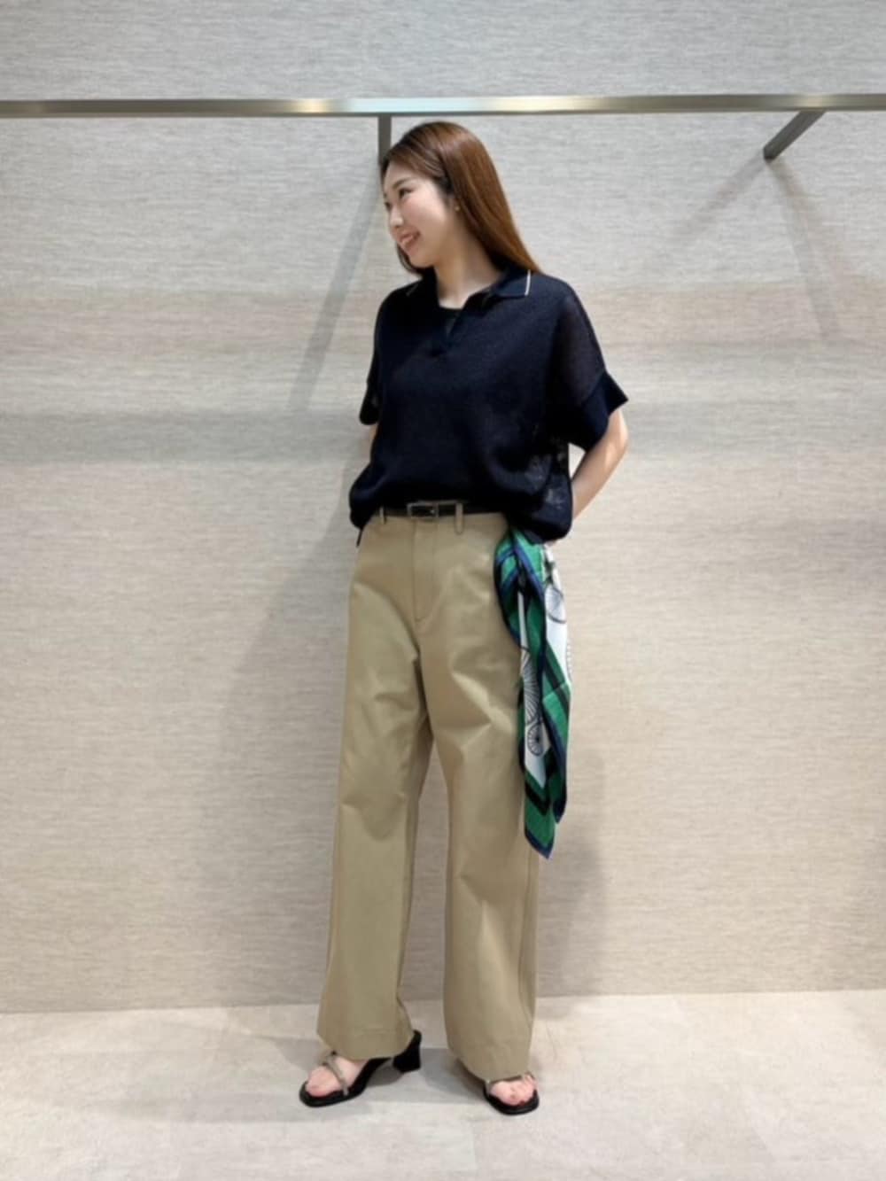 ブルー系のニット/セーター、グリーン系のチノパンツ、グリーン系のストール/ショールを着用したレディースの春コーディネートの2枚目の写真