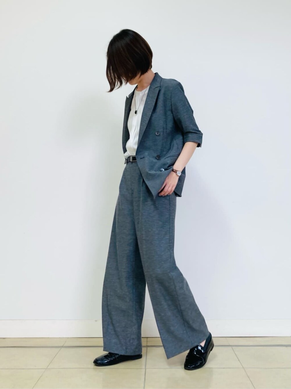 グレー系のテーラードジャケット、グレー系のその他パンツ、ホワイト系のシャツ/ブラウスを着用したレディースの秋コーディネートの4枚目の写真