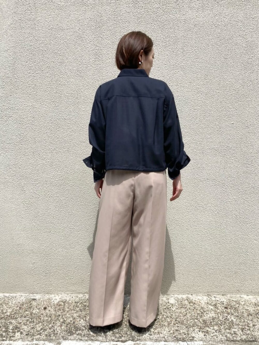 ブルー系のその他アウター、イエロー系のその他パンツ、ホワイト系のTシャツ/カットソーを着用したレディースの秋コーディネートの7枚目の写真