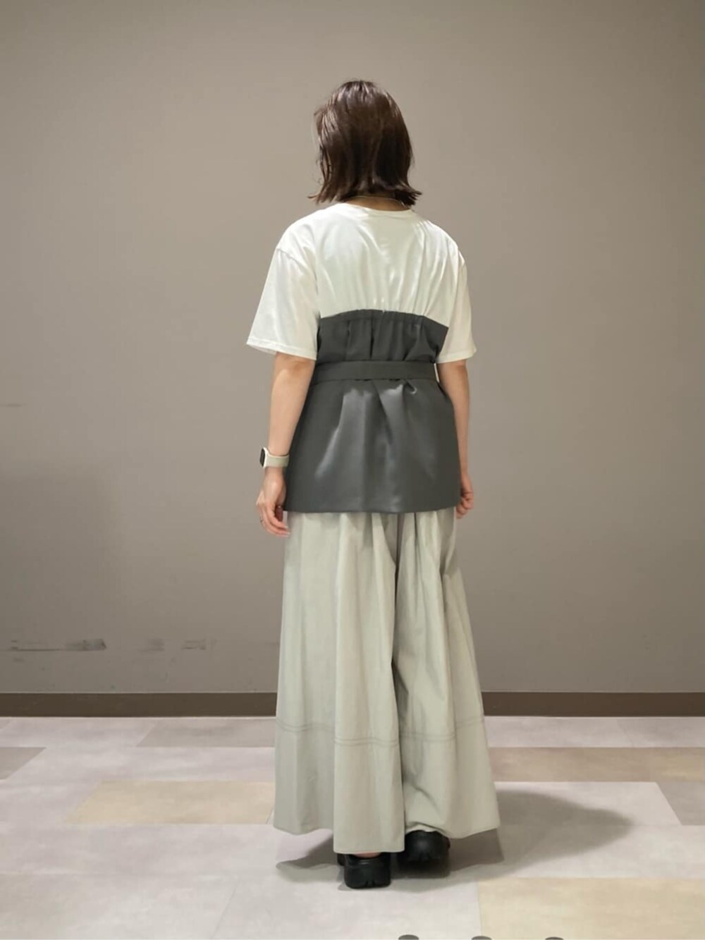 グレー系のその他パンツ、グレー系のTシャツ/カットソーを着用したレディースの夏コーディネートの4枚目の写真