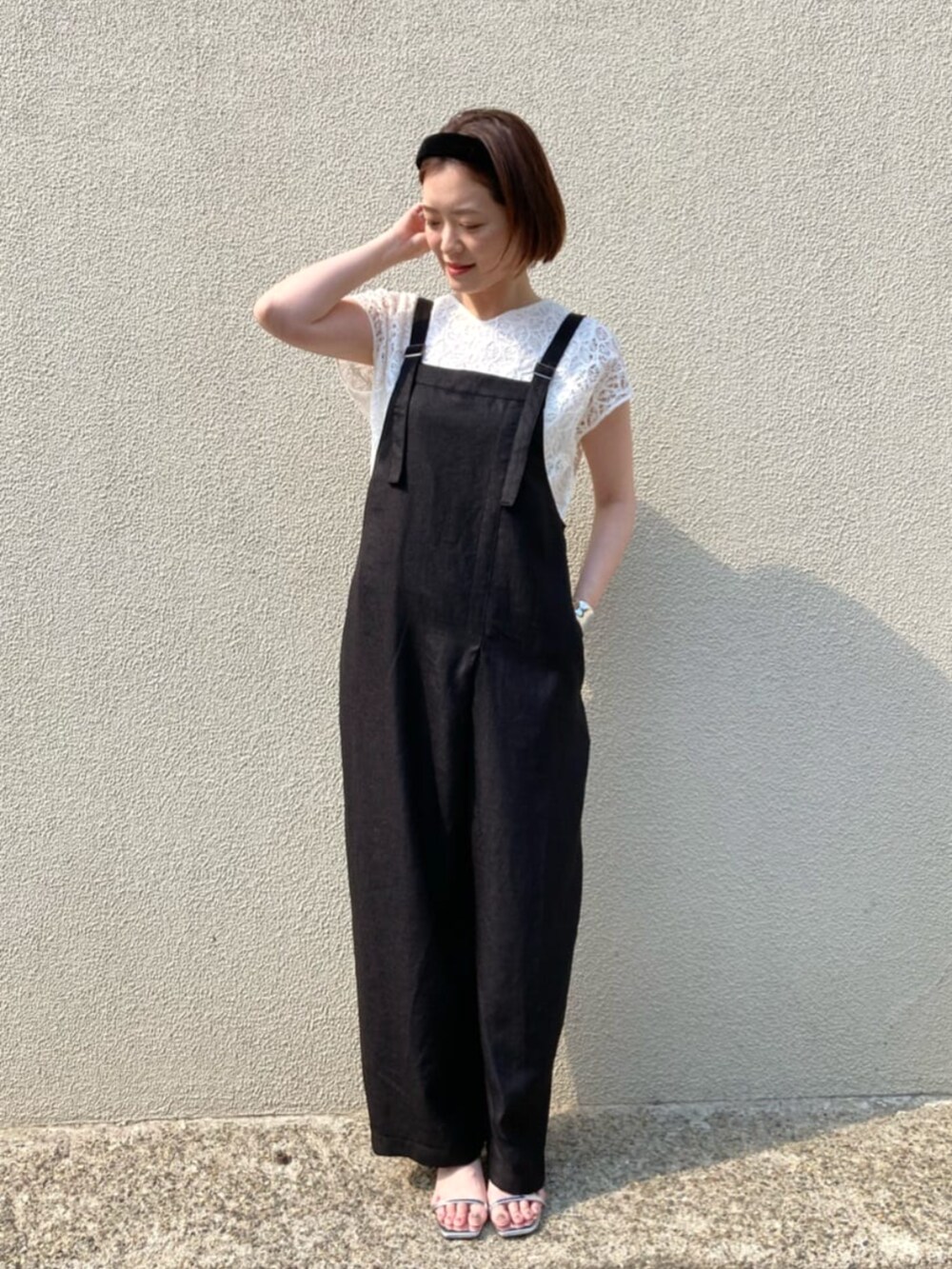 ホワイト系のシャツ/ブラウス、ブラック系のオールインワン・サロペットを着用したレディースの春コーディネートの5枚目の写真