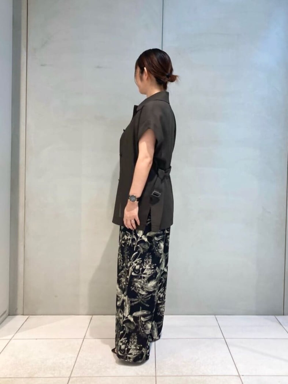 ブラウン系のベスト、ブラック系のその他パンツを着用したレディースの夏コーディネートの4枚目の写真