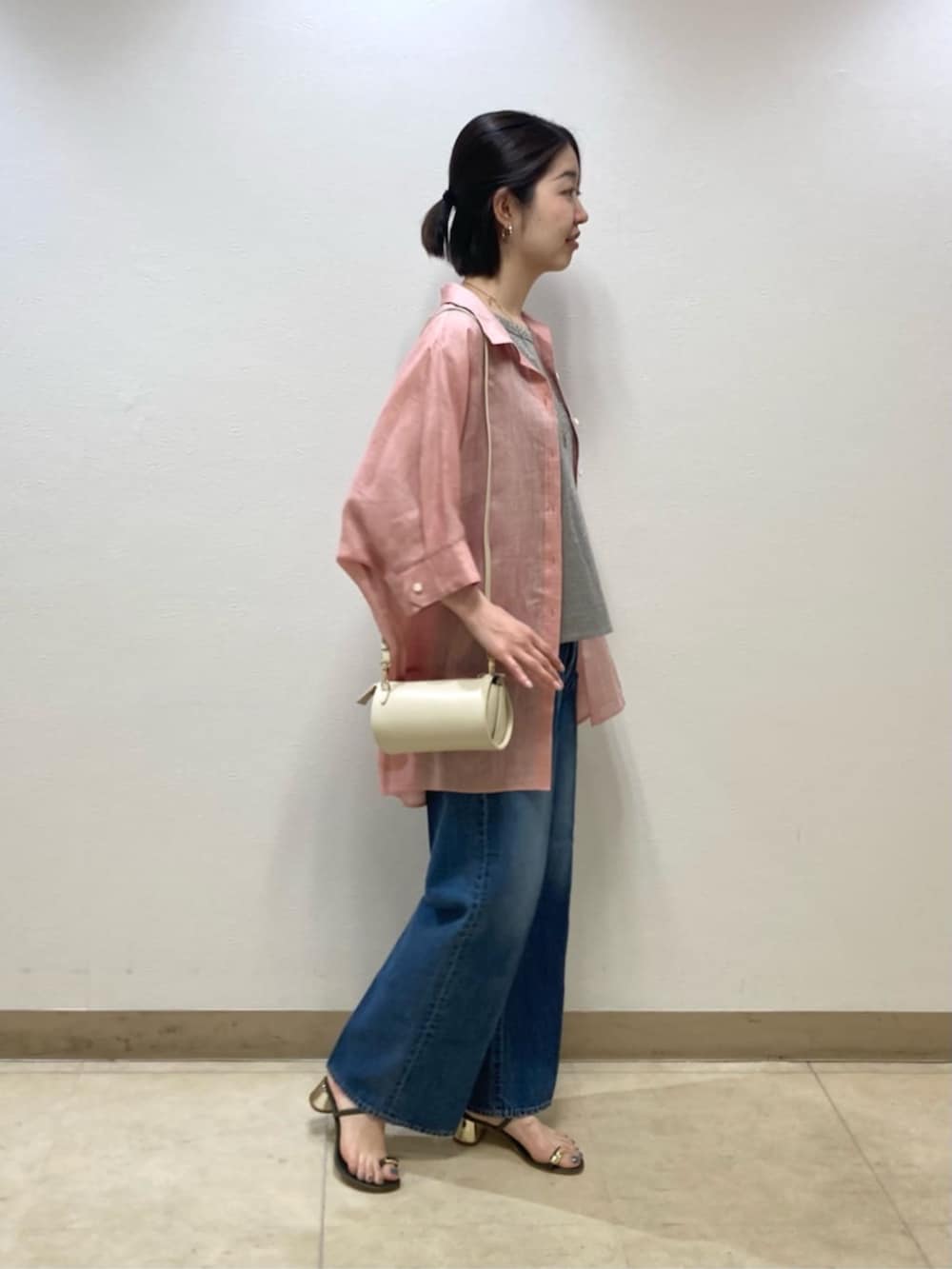 ブルー系のデニムパンツ、レッド系のシャツ/ブラウスを着用したレディースの春コーディネートの2枚目の写真