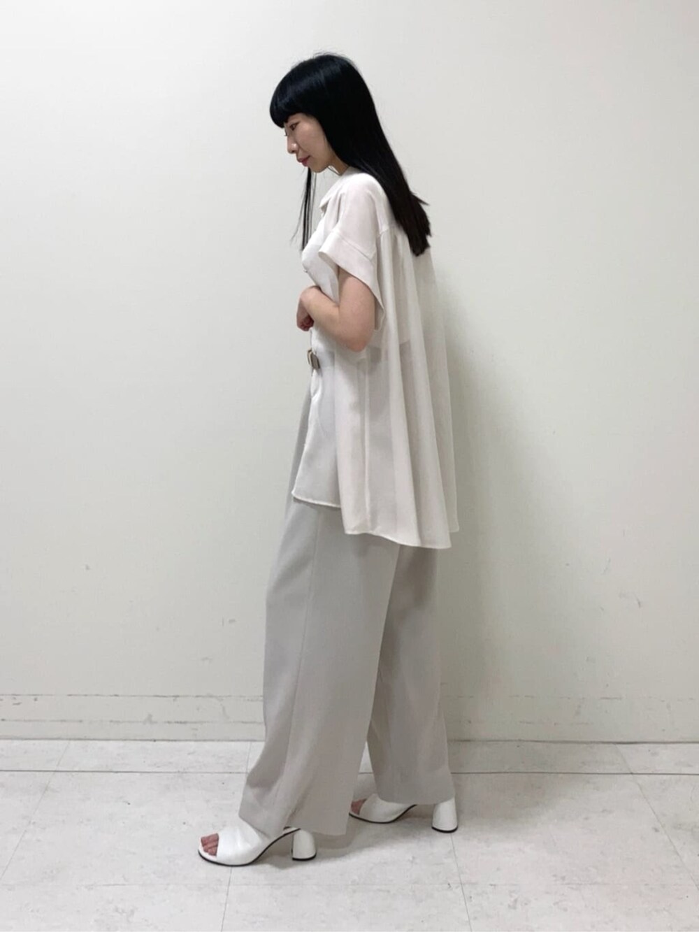 ホワイト系のキャミソール、ホワイト系のサンダル、ホワイト系のシャツ/ブラウスを着用したレディースの夏コーディネートの3枚目の写真