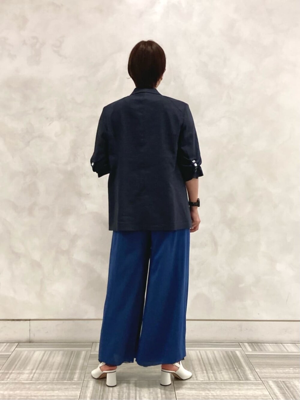 ホワイト系のサンダル、ホワイト系のTシャツ/カットソー、ブルー系のその他パンツを着用したレディースの夏コーディネートの4枚目の写真