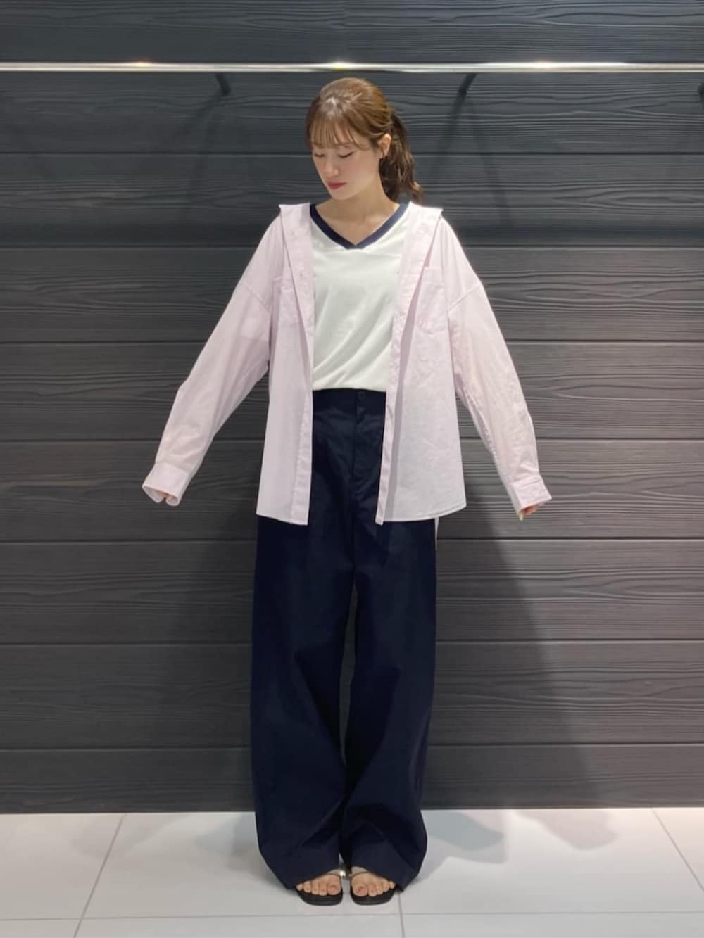 グレー系のサンダル、ホワイト系のTシャツ/カットソー、ブルー系のその他パンツを着用したレディースの夏コーディネートの4枚目の写真