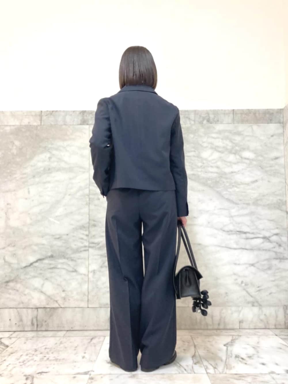 ブルー系のスーツパンツ、ブルー系のシャツ/ブラウス、ブルー系のスーツジャケットを着用したレディースの春コーディネートの3枚目の写真