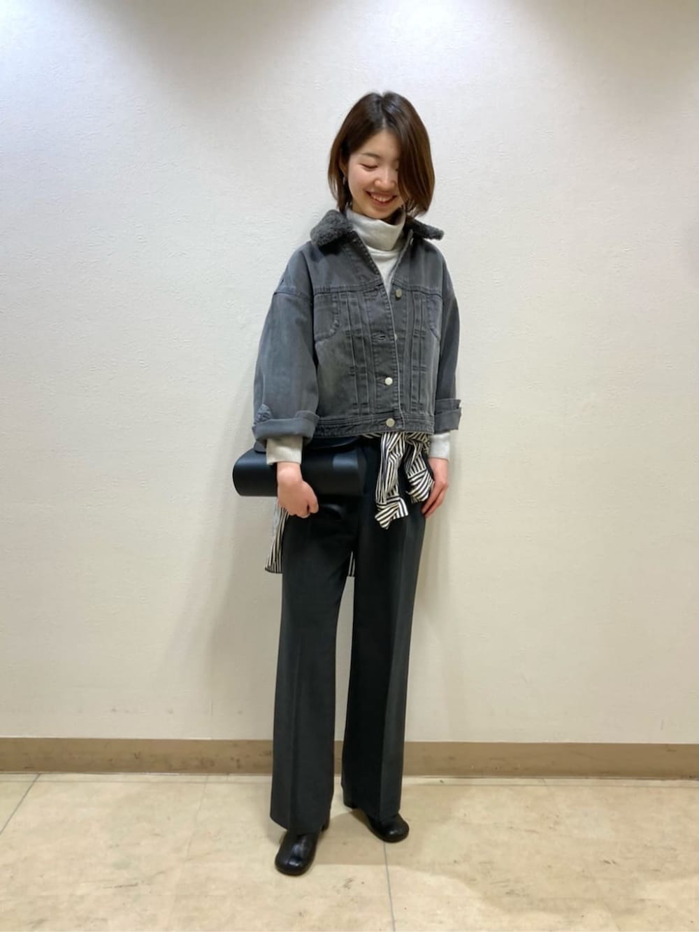 グレー系のその他パンツ、グレー系のデニムジャケット、ブラック系のブーツを着用したレディースの冬コーディネートの2枚目の写真