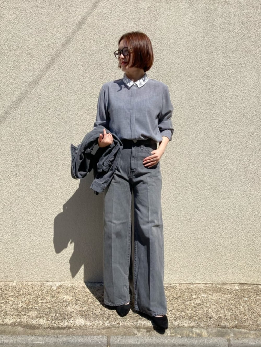 グレー系のシャツ/ブラウス、グレー系のデニムジャケット、グレー系のデニムパンツを着用したレディースの秋コーディネートの6枚目の写真