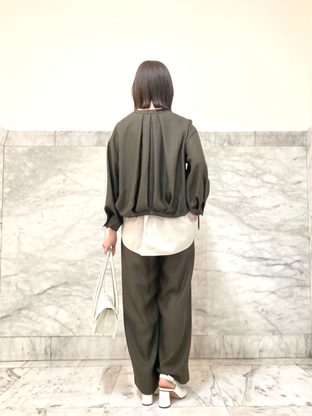 ホワイト系のサンダル、その他のトップス、ブラウン系のその他パンツを着用したレディースの春コーディネートの4枚目の写真