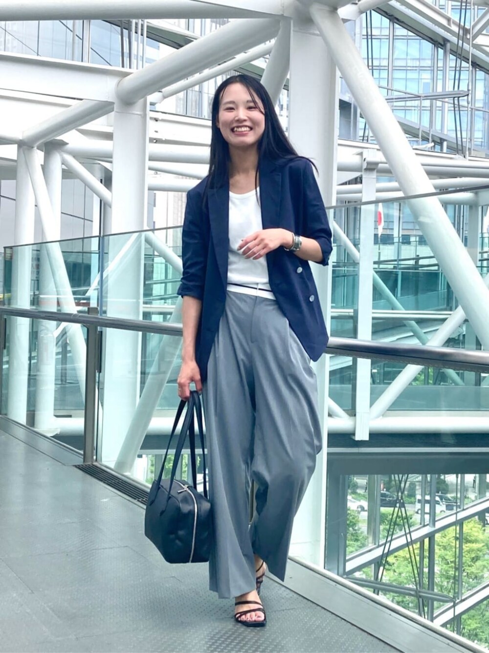 グレー系のその他パンツ、ブルー系のテーラードジャケット、グレー系のアンサンブルを着用したレディースの夏コーディネートの3枚目の写真