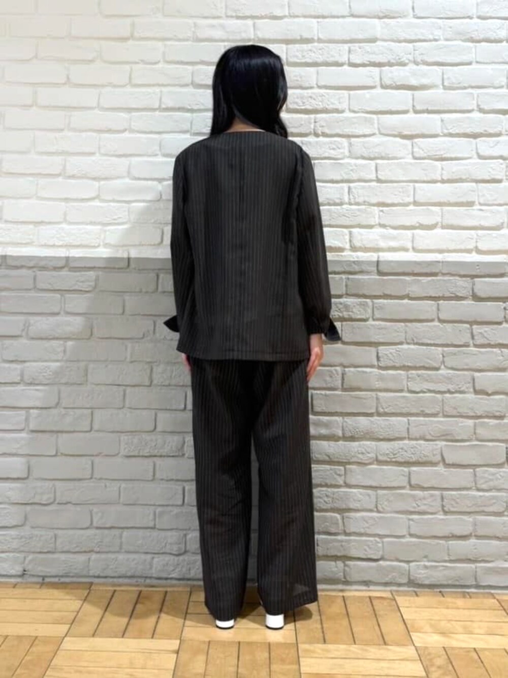 ホワイト系のサンダル、ベージュ系のタンクトップ、ブラウン系のノーカラージャケットを着用したレディースの夏コーディネートの3枚目の写真