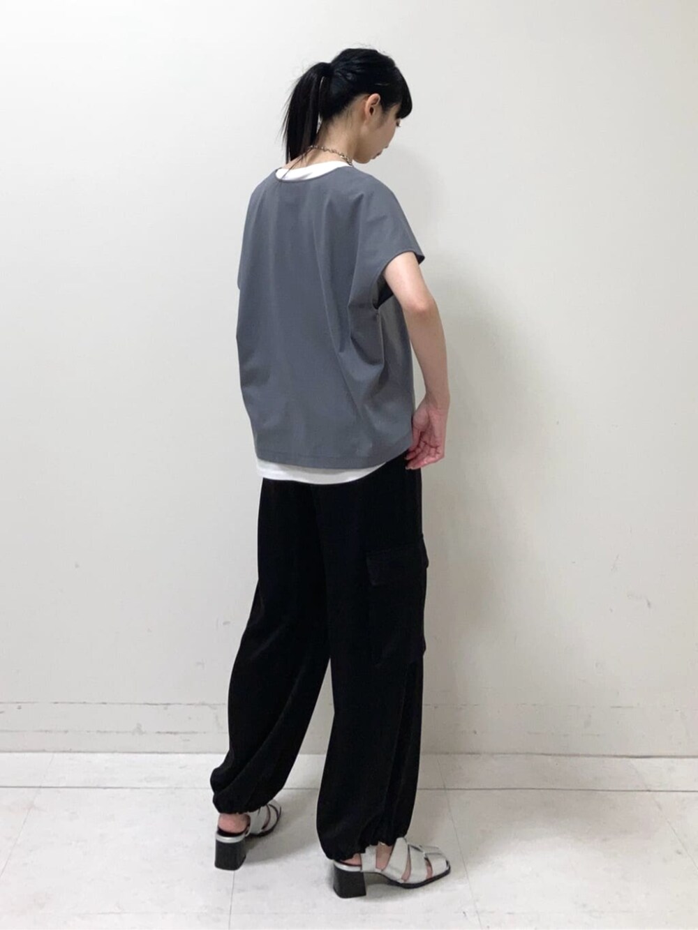 ブラック系のその他パンツ、グレー系のTシャツ/カットソー、シルバー系のネックレスを着用したレディースの夏コーディネートの4枚目の写真
