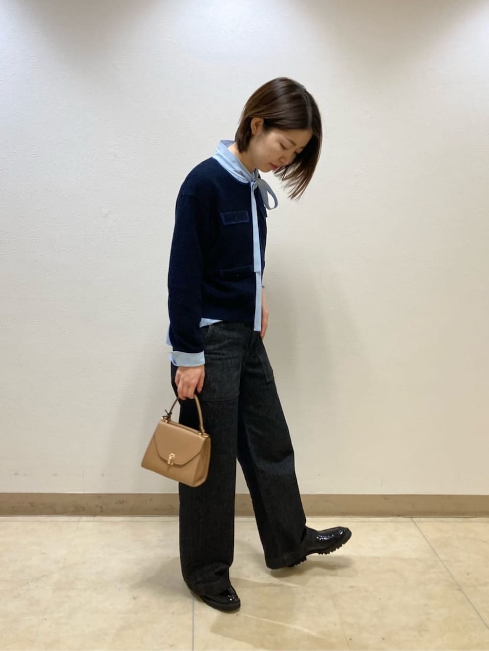 ブラック系のその他シューズ、ブルー系のデニムパンツ、ブルー系のカーディガン/ボレロを着用したレディースの冬コーディネートの3枚目の写真