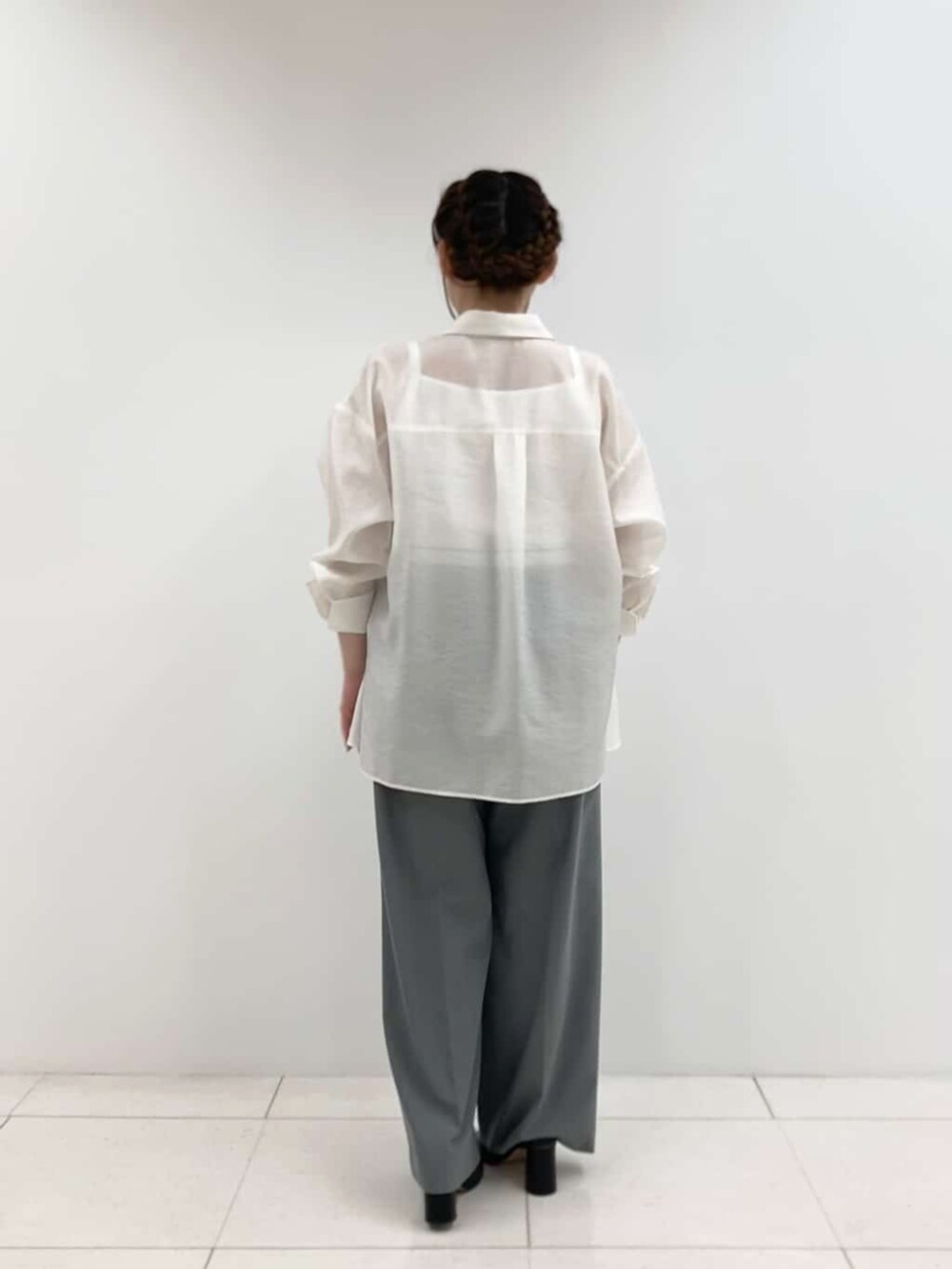 グレー系のその他パンツ、ホワイト系のキャミソール、ブラック系のサンダルを着用したレディースの夏コーディネートの4枚目の写真