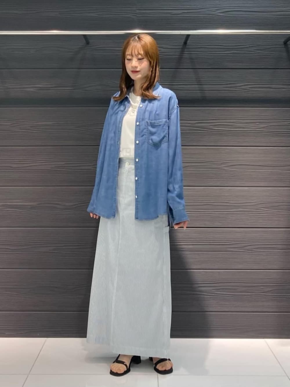 ホワイト系のTシャツ/カットソー、ブラック系のサンダル、ホワイト系のスカートを着用したレディースの春コーディネートの5枚目の写真