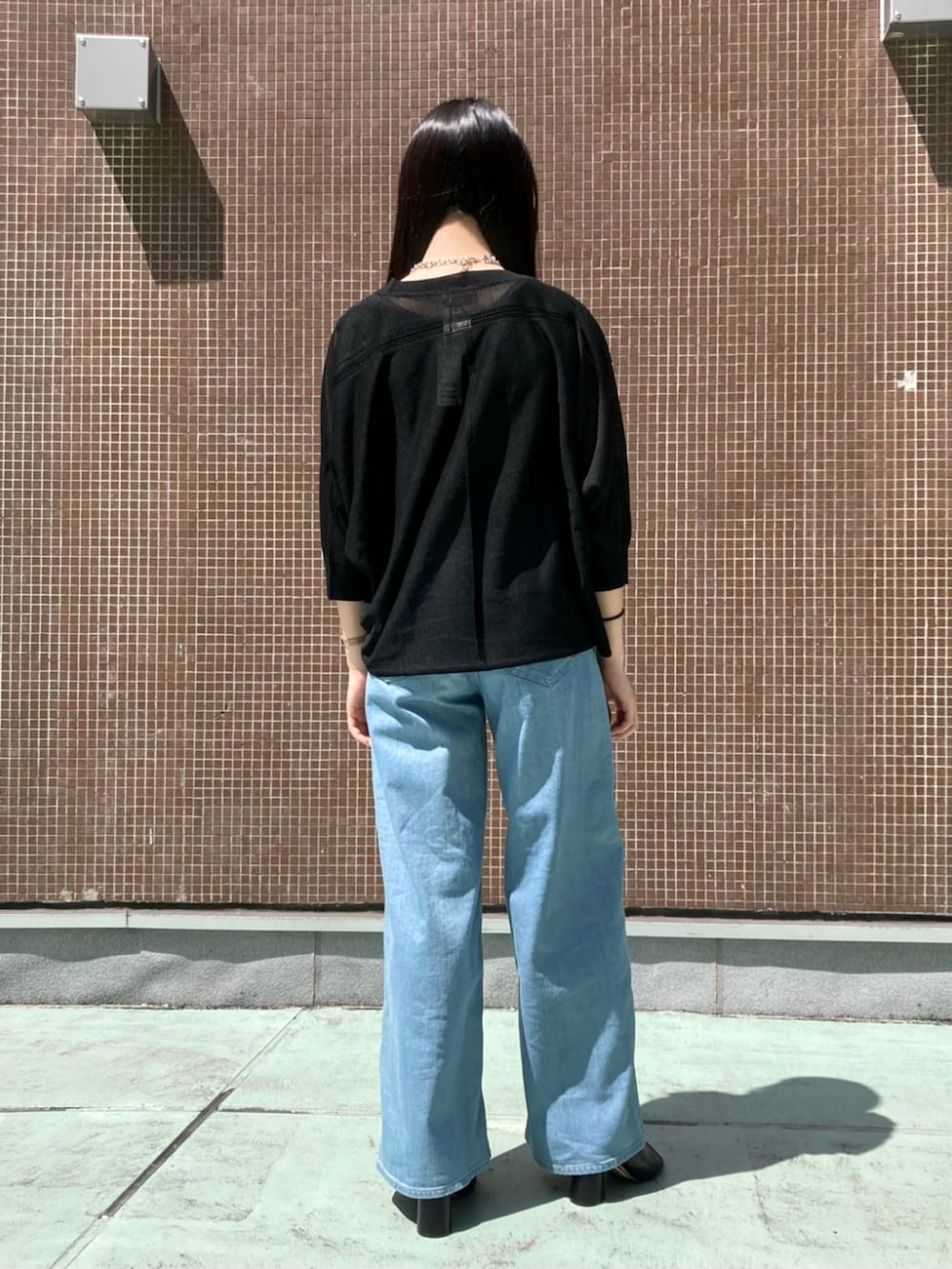 ブラック系のサンダル、ブルー系のタンクトップ、ブルー系のデニムパンツを着用したレディースの夏コーディネートの3枚目の写真