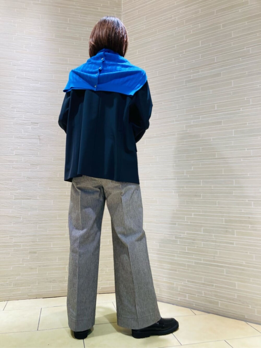 ブラック系のその他シューズ、ブルー系のテーラードジャケット、ブラック系のその他パンツを着用したレディースの秋コーディネートの4枚目の写真