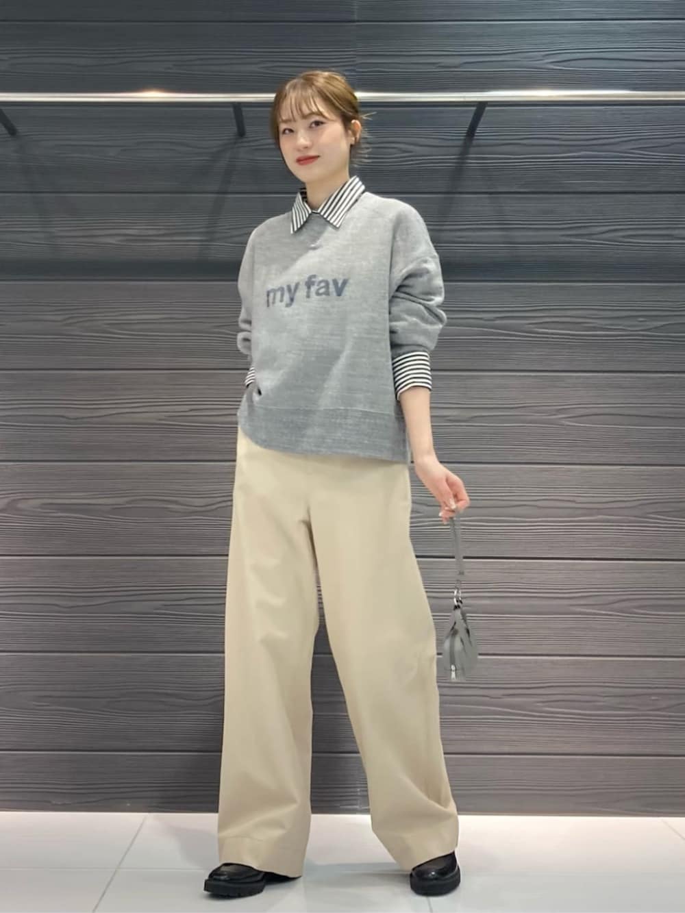 グレー系のチノパンツ、グレー系のTシャツ/カットソーを着用したレディースの冬コーディネートの2枚目の写真