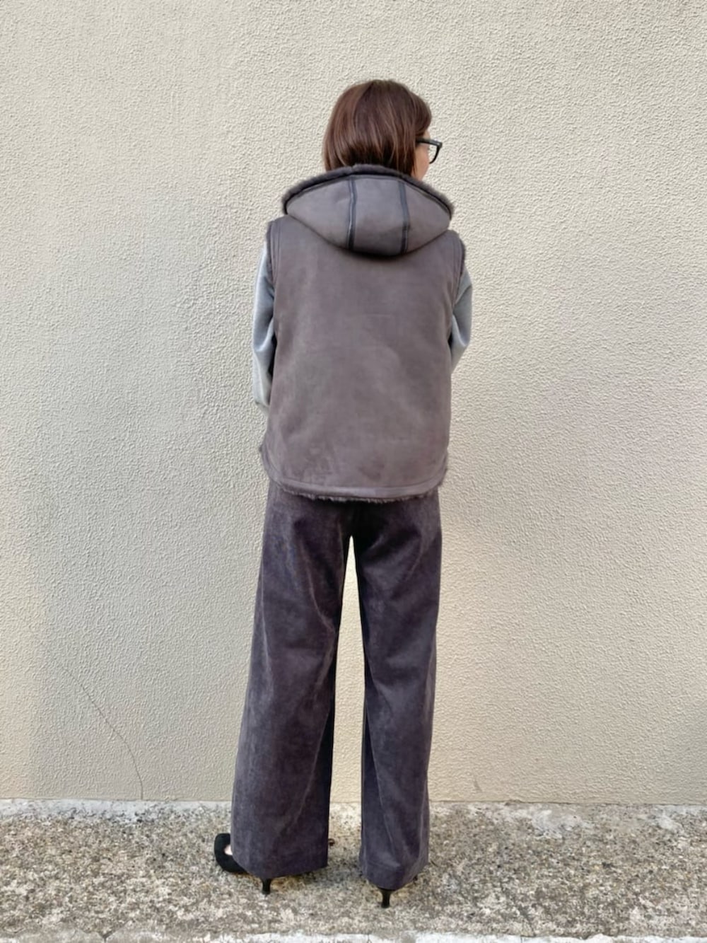 グレー系のベスト、グレー系のTシャツ/カットソー、グレー系のその他パンツを着用したレディースの秋コーディネートの7枚目の写真