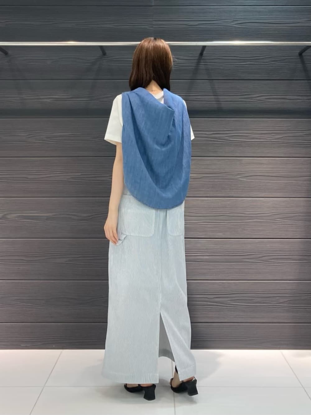 ホワイト系のTシャツ/カットソー、ブラック系のサンダル、ホワイト系のスカートを着用したレディースの春コーディネートの3枚目の写真