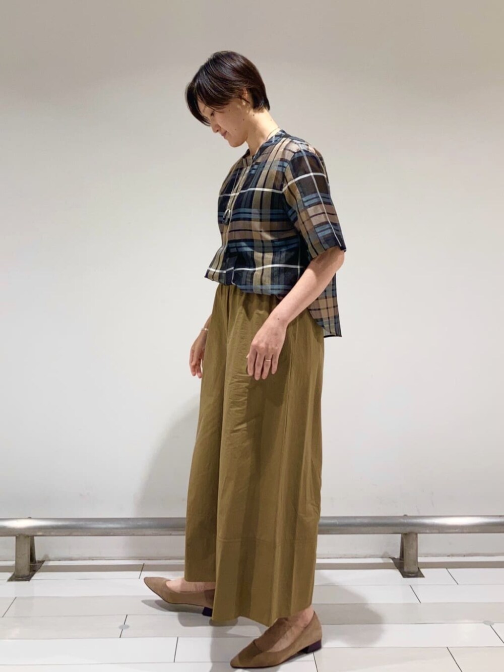 イエロー系のその他パンツ、ブラウン系のシャツ/ブラウスを着用したレディースの夏コーディネートの2枚目の写真